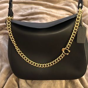 COACH Signature Chain Hobo
STYLE ID: 89178
COLOR: BRASS/BLACK